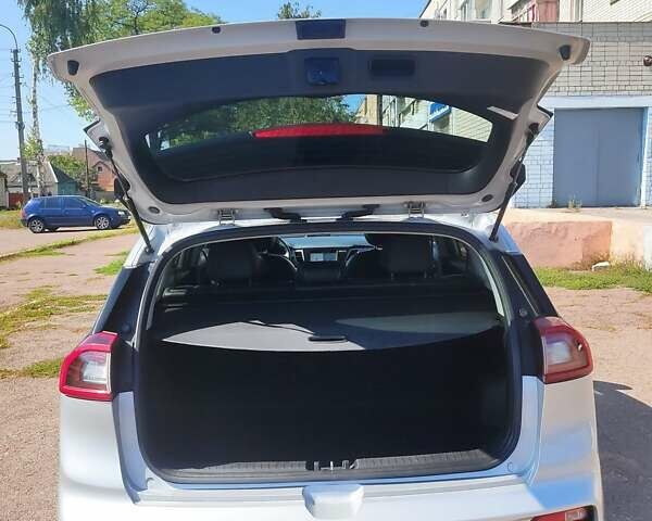 Серый Киа Niro, объемом двигателя 0 л и пробегом 74 тыс. км за 17800 $, фото 15 на Automoto.ua