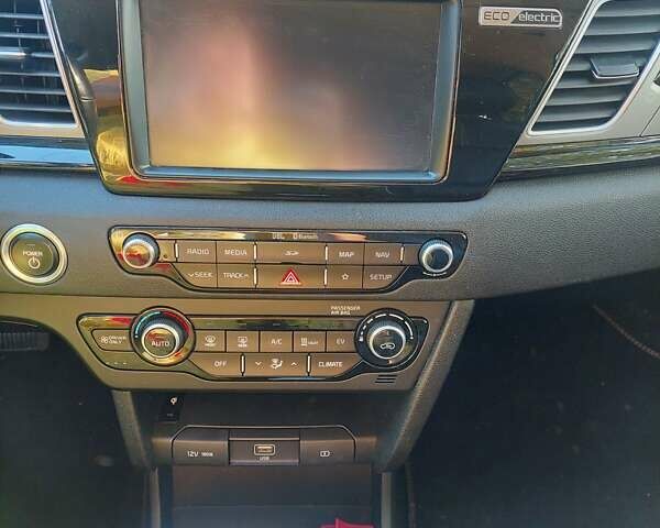 Серый Киа Niro, объемом двигателя 0 л и пробегом 118 тыс. км за 18944 $, фото 3 на Automoto.ua