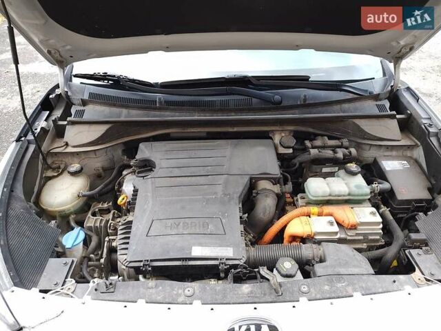 Сірий Кіа Niro, об'ємом двигуна 1.58 л та пробігом 84 тис. км за 17200 $, фото 21 на Automoto.ua