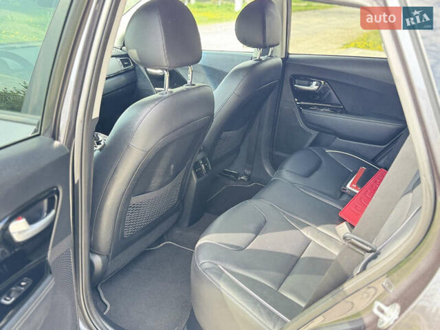 Серый Киа Niro, объемом двигателя 0 л и пробегом 115 тыс. км за 18885 $, фото 6 на Automoto.ua