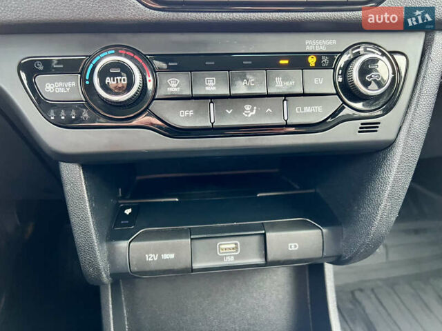 Серый Киа Niro, объемом двигателя 0 л и пробегом 70 тыс. км за 19350 $, фото 36 на Automoto.ua