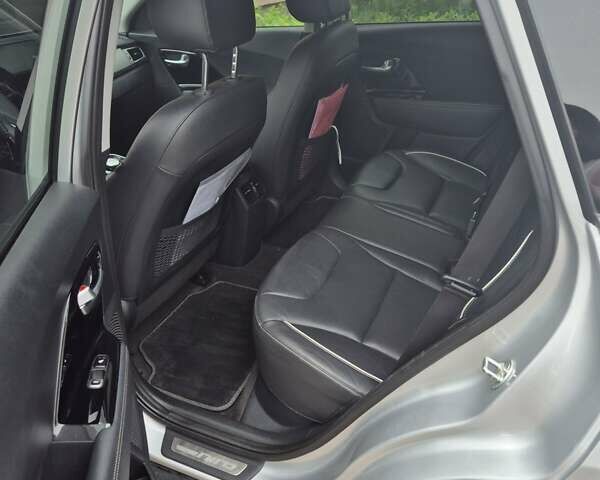 Серый Киа Niro, объемом двигателя 0 л и пробегом 86 тыс. км за 17999 $, фото 10 на Automoto.ua