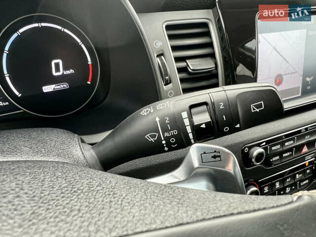 Серый Киа Niro, объемом двигателя 0 л и пробегом 70 тыс. км за 19350 $, фото 33 на Automoto.ua