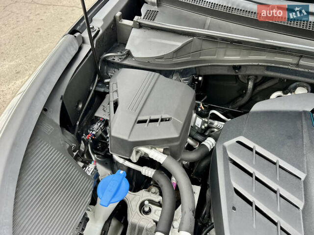 Серый Киа Niro, объемом двигателя 0 л и пробегом 70 тыс. км за 19350 $, фото 58 на Automoto.ua