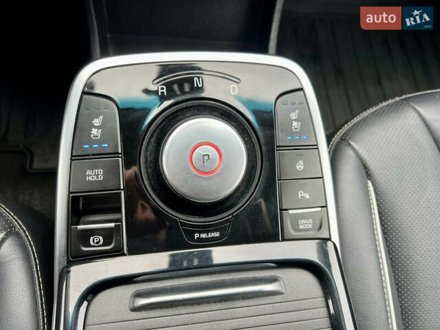 Серый Киа Niro, объемом двигателя 0 л и пробегом 70 тыс. км за 19350 $, фото 35 на Automoto.ua