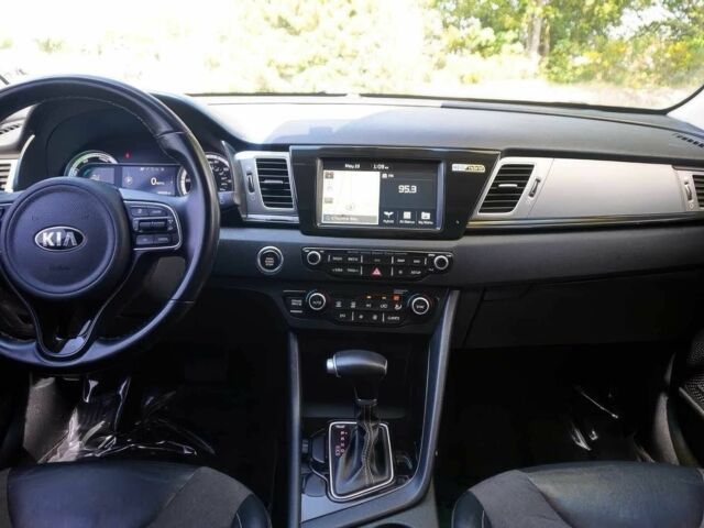 Сірий Кіа Niro, об'ємом двигуна 1.6 л та пробігом 50 тис. км за 13000 $, фото 8 на Automoto.ua