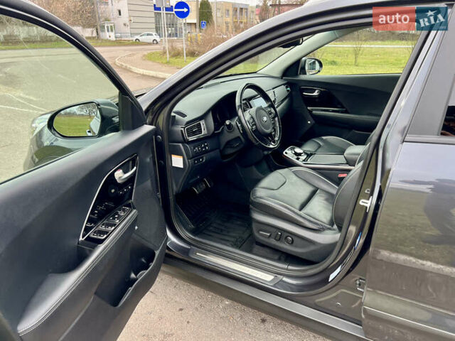 Серый Киа Niro, объемом двигателя 0 л и пробегом 70 тыс. км за 19350 $, фото 19 на Automoto.ua