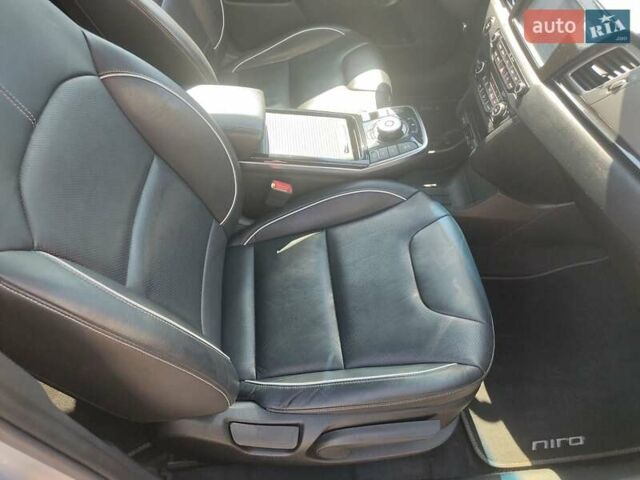 Серый Киа Niro, объемом двигателя 0 л и пробегом 74 тыс. км за 17800 $, фото 14 на Automoto.ua