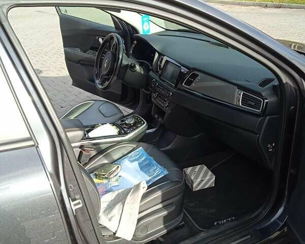 Сірий Кіа Niro, об'ємом двигуна 0 л та пробігом 139 тис. км за 17896 $, фото 4 на Automoto.ua