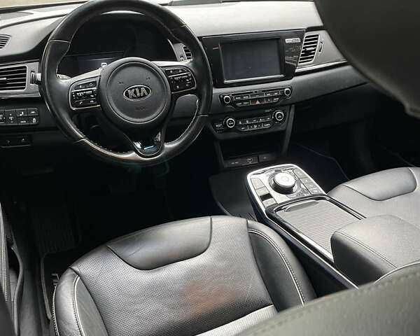 Серый Киа Niro, объемом двигателя 0 л и пробегом 129 тыс. км за 14999 $, фото 8 на Automoto.ua