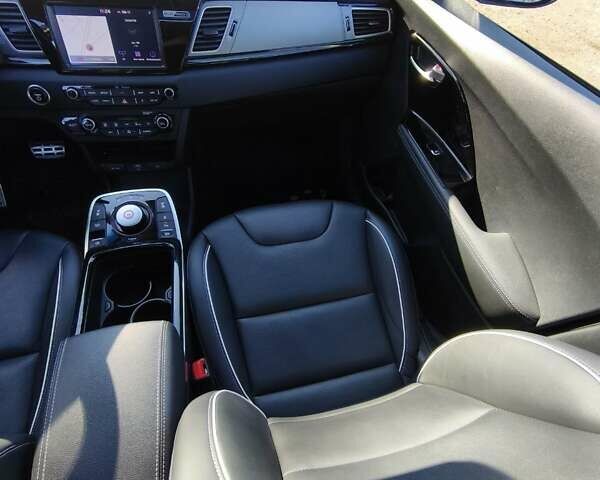 Сірий Кіа Niro, об'ємом двигуна 0 л та пробігом 154 тис. км за 18000 $, фото 53 на Automoto.ua