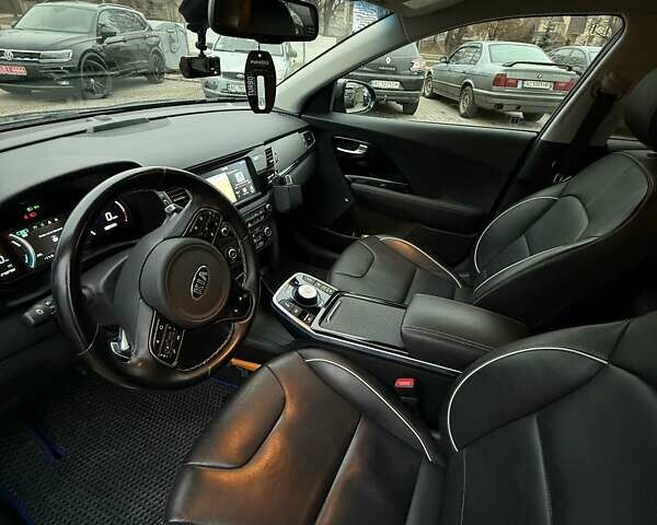 Серый Киа Niro, объемом двигателя 0 л и пробегом 110 тыс. км за 18250 $, фото 9 на Automoto.ua