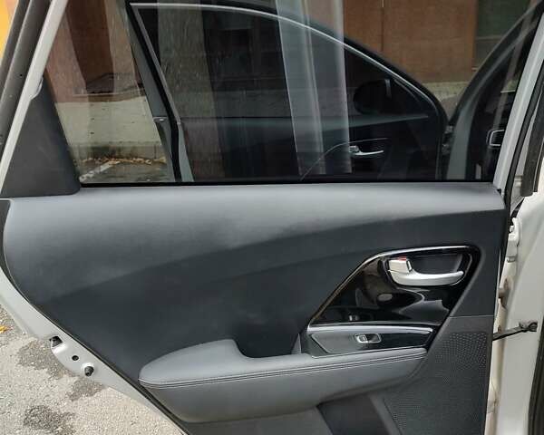 Сірий Кіа Niro, об'ємом двигуна 1.58 л та пробігом 84 тис. км за 17200 $, фото 23 на Automoto.ua
