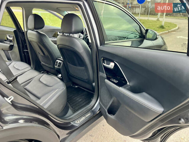 Серый Киа Niro, объемом двигателя 0 л и пробегом 70 тыс. км за 19350 $, фото 46 на Automoto.ua