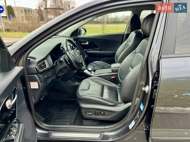 Серый Киа Niro, объемом двигателя 0 л и пробегом 70 тыс. км за 19350 $, фото 20 на Automoto.ua