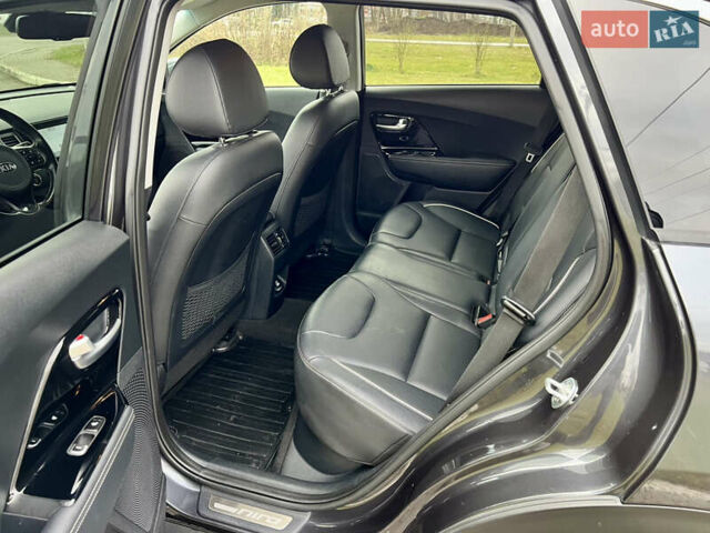 Серый Киа Niro, объемом двигателя 0 л и пробегом 70 тыс. км за 19350 $, фото 42 на Automoto.ua