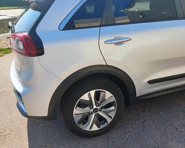 Серый Киа Niro, объемом двигателя 0 л и пробегом 74 тыс. км за 17800 $, фото 1 на Automoto.ua