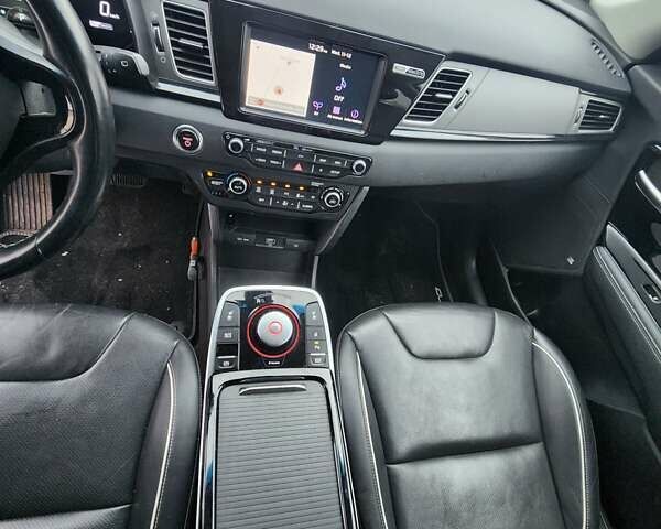 Серый Киа Niro, объемом двигателя 0 л и пробегом 86 тыс. км за 17500 $, фото 21 на Automoto.ua