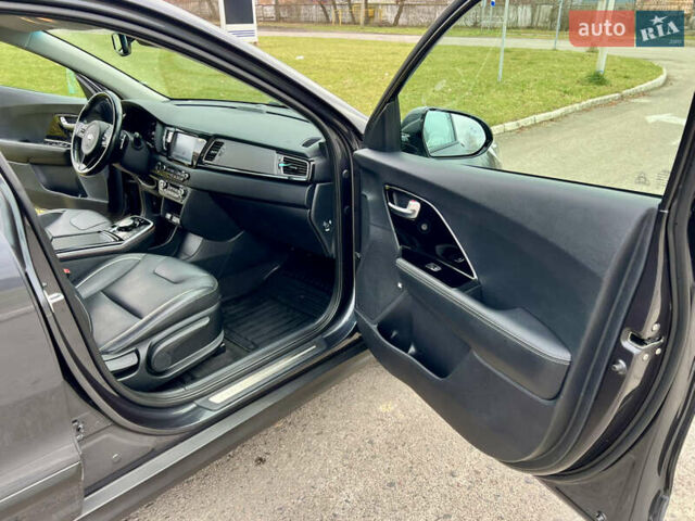 Серый Киа Niro, объемом двигателя 0 л и пробегом 70 тыс. км за 19350 $, фото 50 на Automoto.ua