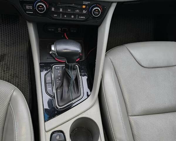 Сірий Кіа Niro, об'ємом двигуна 1.58 л та пробігом 80 тис. км за 21000 $, фото 11 на Automoto.ua