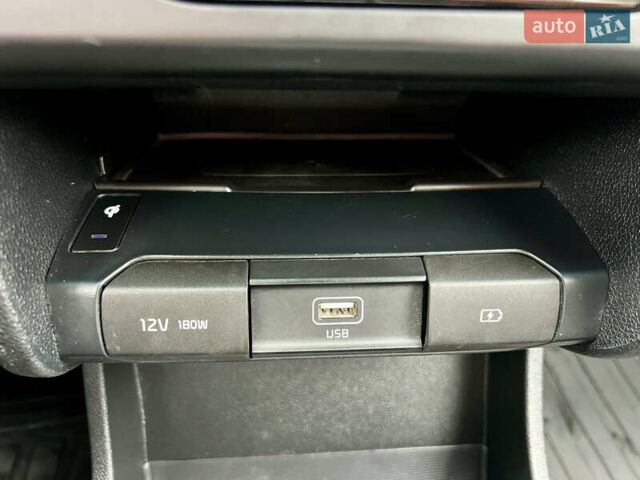 Серый Киа Niro, объемом двигателя 0 л и пробегом 70 тыс. км за 19350 $, фото 40 на Automoto.ua