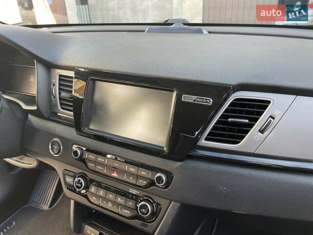 Серый Киа Niro, объемом двигателя 0 л и пробегом 84 тыс. км за 17960 $, фото 16 на Automoto.ua