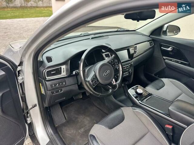 Сірий Кіа Niro, об'ємом двигуна 0 л та пробігом 110 тис. км за 16400 $, фото 9 на Automoto.ua