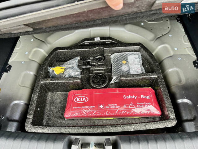 Серый Киа Niro, объемом двигателя 0 л и пробегом 116 тыс. км за 17990 $, фото 34 на Automoto.ua