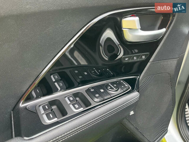 Серый Киа Niro, объемом двигателя 0 л и пробегом 127 тыс. км за 18000 $, фото 14 на Automoto.ua