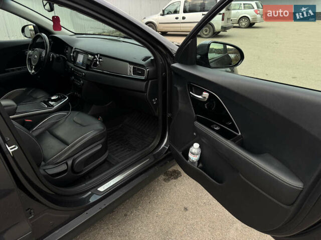 Сірий Кіа Niro, об'ємом двигуна 0 л та пробігом 101 тис. км за 16800 $, фото 11 на Automoto.ua