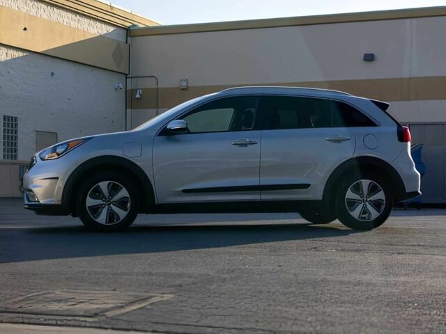 Сірий Кіа Niro, об'ємом двигуна 1.6 л та пробігом 48 тис. км за 8900 $, фото 3 на Automoto.ua