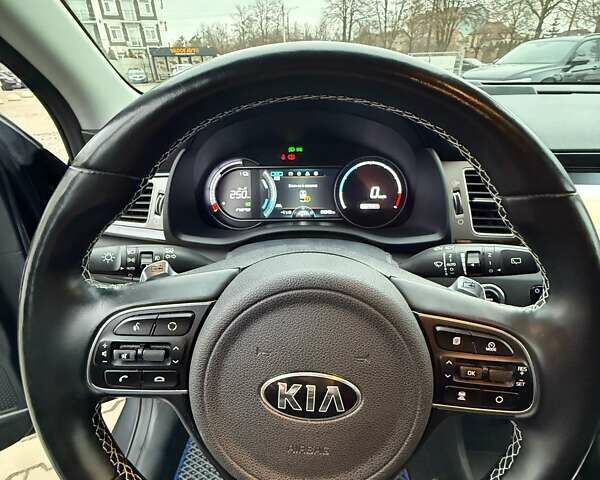 Серый Киа Niro, объемом двигателя 0 л и пробегом 110 тыс. км за 18250 $, фото 10 на Automoto.ua