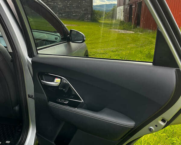 Серый Киа Niro, объемом двигателя 0 л и пробегом 127 тыс. км за 18000 $, фото 18 на Automoto.ua