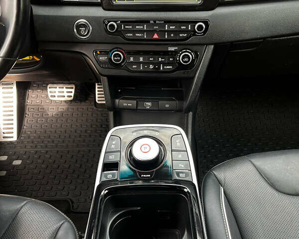 Серый Киа Niro, объемом двигателя 0 л и пробегом 127 тыс. км за 18000 $, фото 9 на Automoto.ua