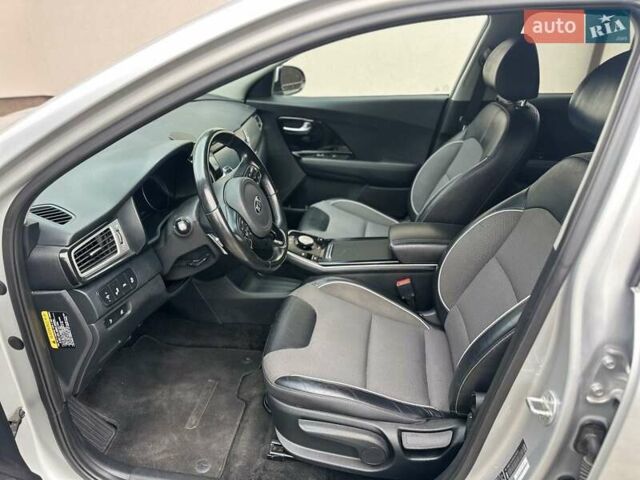 Сірий Кіа Niro, об'ємом двигуна 0 л та пробігом 110 тис. км за 16400 $, фото 10 на Automoto.ua