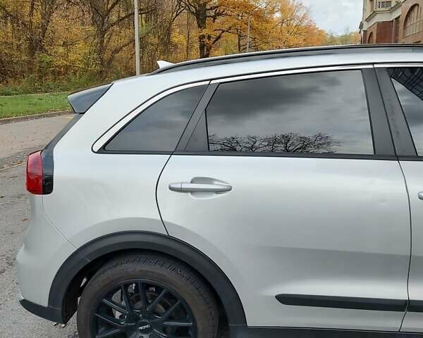 Сірий Кіа Niro, об'ємом двигуна 1.58 л та пробігом 84 тис. км за 17200 $, фото 26 на Automoto.ua