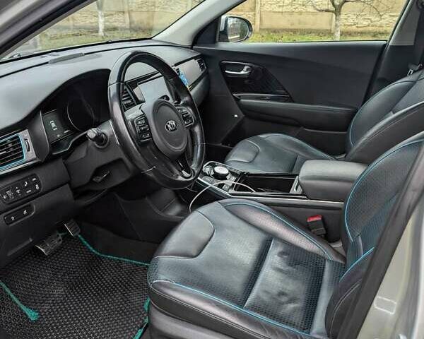 Серый Киа Niro, объемом двигателя 0 л и пробегом 142 тыс. км за 18800 $, фото 12 на Automoto.ua
