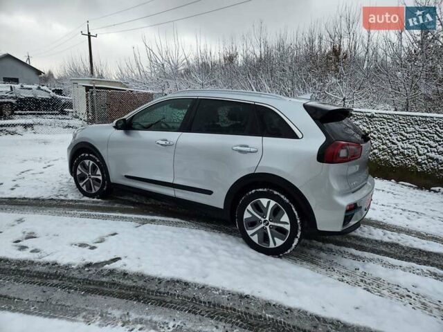 Серый Киа Niro, объемом двигателя 0 л и пробегом 86 тыс. км за 17500 $, фото 5 на Automoto.ua