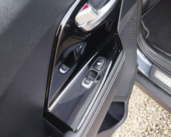 Сірий Кіа Niro, об'ємом двигуна 0 л та пробігом 92 тис. км за 19800 $, фото 19 на Automoto.ua