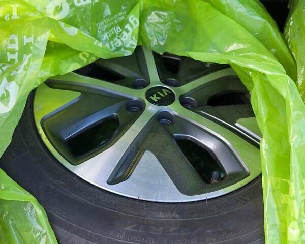 Сірий Кіа Niro, об'ємом двигуна 0 л та пробігом 154 тис. км за 18000 $, фото 72 на Automoto.ua