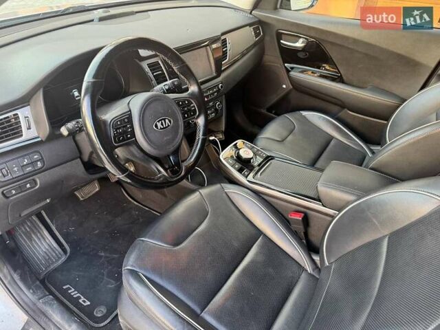 Сірий Кіа Niro, об'ємом двигуна 0 л та пробігом 121 тис. км за 17600 $, фото 10 на Automoto.ua