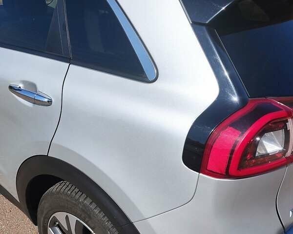 Серый Киа Niro, объемом двигателя 0 л и пробегом 74 тыс. км за 17800 $, фото 3 на Automoto.ua