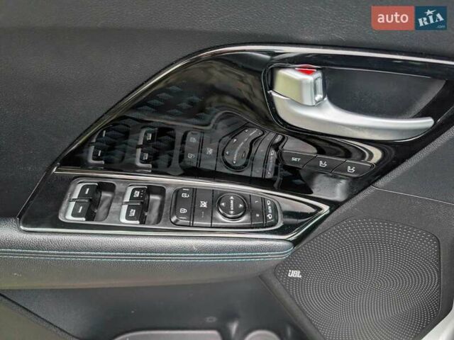 Серый Киа Niro, объемом двигателя 0 л и пробегом 142 тыс. км за 18800 $, фото 6 на Automoto.ua