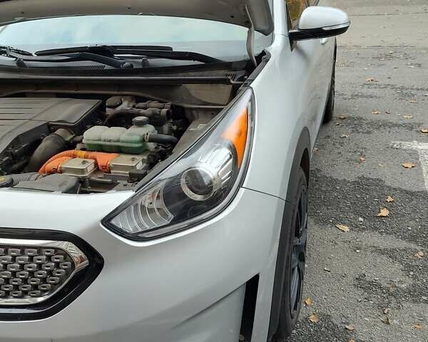 Сірий Кіа Niro, об'ємом двигуна 1.58 л та пробігом 84 тис. км за 17200 $, фото 24 на Automoto.ua