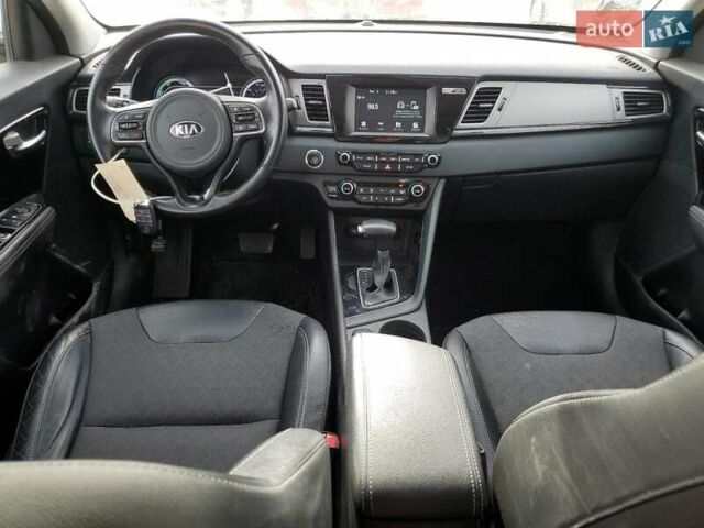 Серый Киа Niro, объемом двигателя 1.58 л и пробегом 131 тыс. км за 3400 $, фото 7 на Automoto.ua