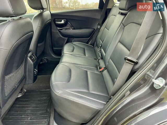 Серый Киа Niro, объемом двигателя 0 л и пробегом 70 тыс. км за 19350 $, фото 45 на Automoto.ua