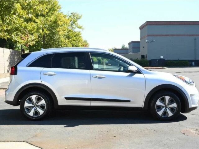 Сірий Кіа Niro, об'ємом двигуна 1.6 л та пробігом 38 тис. км за 4100 $, фото 3 на Automoto.ua