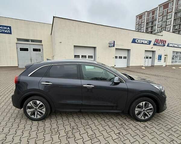 Серый Киа Niro, объемом двигателя 0 л и пробегом 110 тыс. км за 18250 $, фото 2 на Automoto.ua