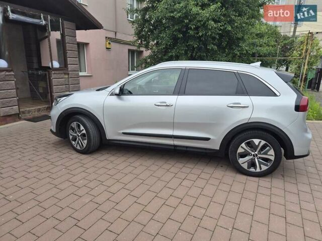 Серый Киа Niro, объемом двигателя 0 л и пробегом 86 тыс. км за 17999 $, фото 6 на Automoto.ua