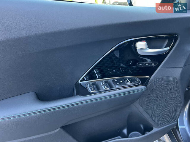 Сірий Кіа Niro, об'ємом двигуна 0 л та пробігом 92 тис. км за 18800 $, фото 28 на Automoto.ua